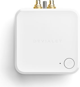 DEVIALET ARCH beyaz fonopreamplifikatör, ön görünüm, üstte 2 altın renkli düğme, sağ altta logo