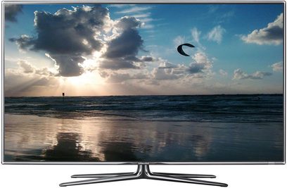 Samsung UE46D7000 Fernseher, der einen bewölkten Himmel mit Sonnenuntergang zeigt, der sich in einer ruhigen Wasserfläche spiegelt, mit schlankem silbernen Rahmen