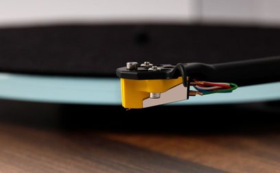 Rega Planar 3 nøddetræ + Exact-pickup og Neo PSU MK2 (jubilæumsudgave)