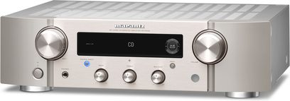 Wzmacniacz hi-fi stereo Marantz PM7000N w kolorze srebrno-złotym, widok z przodu, srebrna obudowa z przyciskami i czarnym wyświetlaczem LCD pośrodku