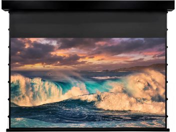 Lumene Coliseum Silent UHD 4K/8K Platinum 200C projekcijas ekrāns ar melnu korpusu, kurā redzami viļņi saulrietā