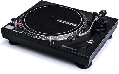 Siyah Reloop RP 1000 MK2 pikap, hafif açılı üstten görünüm, tabla, iğneli ton kolu ile