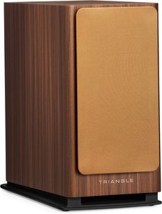 Diffusore da scaffale Triangle Solstice 3 teak, vista a tre quarti, finitura in legno scuro e griglia frontale beige arrotondata
