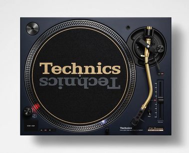 Technics SL-1200M7LEA blå pladespiller, set ovenfra, mat sort pladespillerplade, forgyldt tonarm, sølvfarvede knapper og drejeknapper