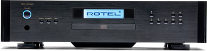 Vysokofidelitní CD přehrávač Rotel RCD-1572 MKII v černé barvě, pohled zepředu, centrální displej, kulatá tlačítka, výsuvný mechanismus disku uprostřed