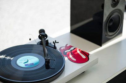 Gramofon Pro-Ject Debut III Rolling Stones bílý s černým talířem, raménkem a párem červených bot