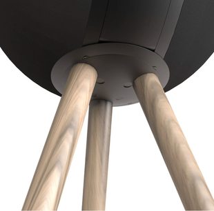 Podstavec Elipson W35 Tripod ořech, 3 světlé dřevěné nohy, černá matná kruhová základna, pohled zdola v podhledu