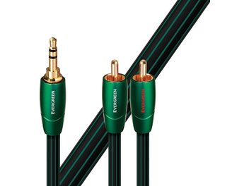 Kolm Audioquest Evergreen 1,5 m pikkust tumerohelise värvi audiopistiku/RCA-kaablit, millel on kuldse viimistlusega ühendused, eestvaates