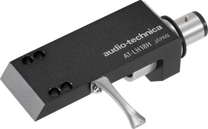 černý kovový přenoska headshell Audio Technica AT-LH18H pro vinyl, zobrazený z pohledu ze tří čtvrtin se stříbrnou páčkou