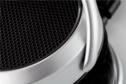 Tæt på et åbent Hifiman HE400S hovedsæt, der viser den sorte gitterhøjttaler og den sølvfarvede hovedbøjle