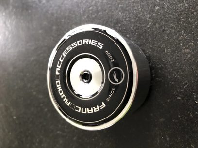 Franc Audio Accessories Ceramic Disc TH Schwingungsdämpfer, Nahaufnahme von vorne auf einer schwarzen und silbernen runden Halterung
