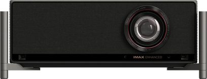 Czarny projektor XGIMI Titan widziany od frontu z dużym okrągłym obiektywem po prawej stronie i oznaczeniem IMAX Enhanced na przednim panelu