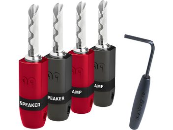 Čtyři červené a černé banánky Audioquest Amp Speaker a jedna černá vidlička, pohled zepředu na bílém pozadí