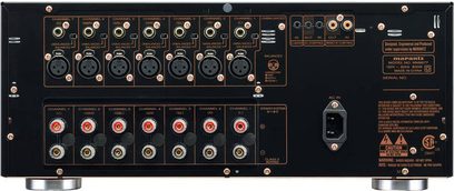 Marantz AV8802A audio/video-forstærker og MM8077 effektforstærker i sort, frontpaneler, forfra