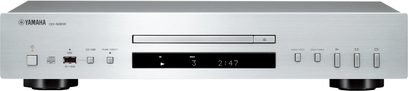 Odtwarzacz CD Yamaha CD-S303 w kolorze srebrnym, widok z przodu, srebrna obudowa z czarnym wyświetlaczem, przyciskami i złączami