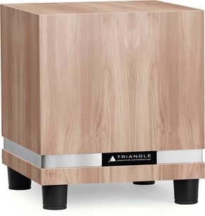 Triangle Thetis 300 subwoofer i lys eik, tredelt treverk, trekvart forfra, kubisk kabinett med naturlig åremønstret finer, matt aluminiumslist med svart frontplate og svarte sylindriske føtter