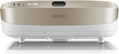 Benq W1600UST hvid videoprojektor set forfra, med kontrolknapper øverst og linse foran