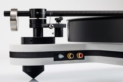 Hvid Luphonic H2 pladespiller, højre metalarm i sort, modvægt, anti-skating og hastighedsjusteringer, ingen pickup