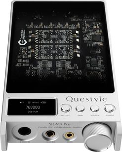 Ezüst Questyle SIGMA Pro audio átalakító felülnézetből, kijelzővel, látható áramkörökkel és előlapi fejhallgató-kimenetekkel