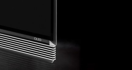 Nedre del af en sort OLED-skærm set forfra, med vandrette lyslinjer langs den nederste kant