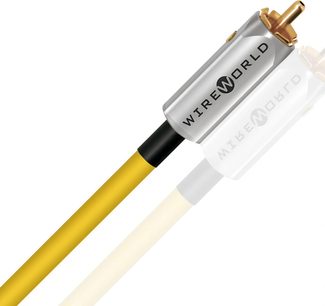 Gult Wireworld Chroma 10 digitalt koaksialkabel med sølvfarvet RCA-stik med guldfarvet spids i nærbillede