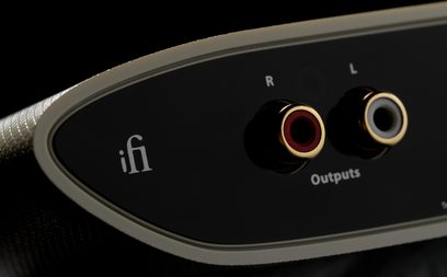 iFi Audio Zen Air Blue trådløs sender, nærbillede af bagsiden, gyldne RCA- og optiske stik