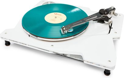 Hi-fi platenspeler Vertere Acoustics Pack DGX Dark Sabre wit, wit acryl chassis met transparante randen, driekwart vooraanzicht licht van bovenaf, zwarte Groove Runner X toonarm en turquoise vinylplaat op het draaiplateau