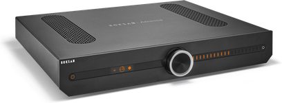 Roksan Attessa INT sort hi-fi stereoforstærker set forfra, front i børstet aluminium, knapper og stik på forsiden