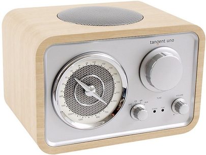 Tangent Uno lysegrå bordradio i træ med rund højttaler, knapper og display