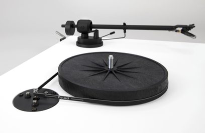 Giradischi Pro-Ject con piatto nero opaco, braccio di lettura dritto e contrappeso, su sfondo bianco uniforme