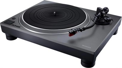 Technics SL-1500CS antracitszürke lemezjátszó háromnegyedes nézetben, fekete tányérral és S alakú karral piros hangszedővel
