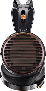 Åbent kablet hifi-hovedtelefon FiiO FT7 i sort med forsidegitter i kobberfarvet metal, hovedbånd og etui med kulstofiberstruktur, perforerede ørepuder i kunstlæder, kobberfarvet justeringsknap og synligt vinklet jackstik, tæt påbillede forfra