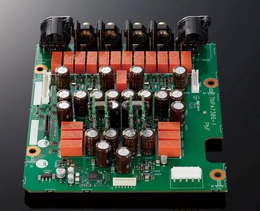 Interiørvisning av kretskort for Technics SU-R1000E-K-forsterker med elektrolyttkondensatorer og elektroniske komponenter