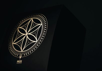 Åben hi-fi hovedtelefon Meze Audio ADVAR, geometrisk guldmønster i form af en sekstakket stjerne på sort baggrund