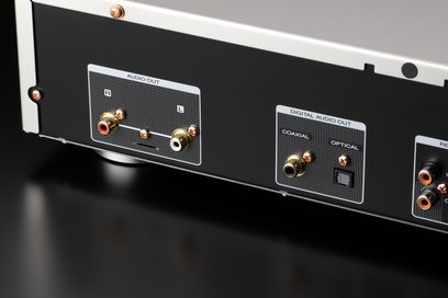 Leitor de CD Marantz CD6007 prateado dourado, vista frontal, conexões de áudio digitais e analógicas, gabinete metálico