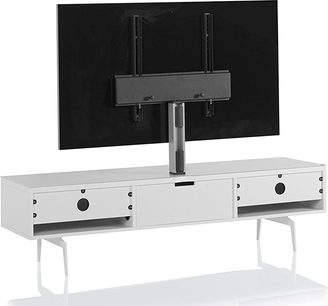 Baltas, lakuoto metalo Sonorous STA361 audio ir vaizdo baldas, matomas iš trijų ketvirčių priekio: ilga stačiakampė dėžė, pastatyta ant keturių plonų kojelių, integruota į juodą koloną su TV laikikliu. Priekinėje dalyje – trys skyriai, iš kurių du šoniniai stalčiai turi apvalias kabelių angas.