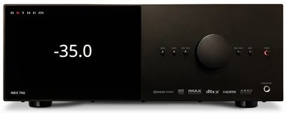 Sort frontpanel på en Anthem MRX 740 8K hjemmebiograf-forstærker, display viser "-35.0", knapper, hvide logoer