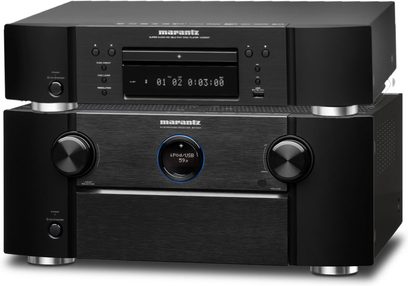 Marantz SR7007 audio-videforstærker og UD5007 Blu-ray-afspiller i sort, set forfra, med blå skærm på forstærkeren