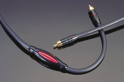 Gennemsigtig RCA-kabel TL1,5 (The Link) 1,5 m, forgyldte RCA-stik, sort kappe, profilvisning på ensfarvet grå baggrund