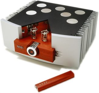 Pathos Logos MkII Gümüş hi-fi stereo amplifikatör, önden görünüm, siyah ön panel, gümüş düğmeler, ahşap uzaktan kumanda ile
