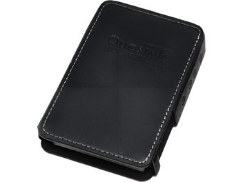 Husă pentru player Questyle SIGMA, din piele neagră, cu cusături albe și logo embosat, deschisă pe laterale