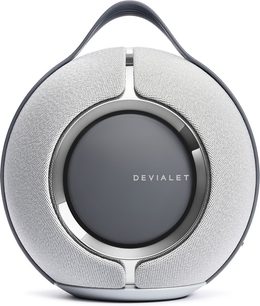 Передній вид колонки Devialet Mania світло-сірого кольору з круговою металевою решіткою навколо центрального чорного динаміка
