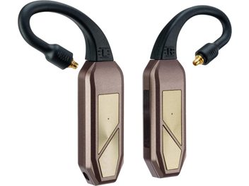 Пара бездротових передавачів iFi Audio Go Pod Max у металевому бронзовому корпусі з алюмінію, передня панель з текстурованою бежевою поверхнею та центральним LED-індикатором, гнучкі чорні вушні гачки з золотистими роз'ємами, вид з три чверті