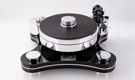 Prato de vinil preto e cromado em metal polido com base circular preta, braço de leitura lateral direito e base curva sobre três pés, vista frontal ligeiramente inclinada