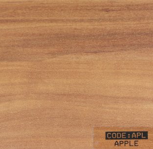 Gaišas koka tekstūra ar uzrakstu "KODS: APL APPLE" apakšējā labajā stūrī