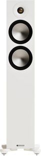 Monitor Audio Bronze 300 7G beyaz kolon hoparlör, ön görünüşte mat bitişli dikdörtgen ahşap kasaya sahip, siyah ızgaralı altın renkli bir tweeter, siyah çerçeveli gümüş renkli iki orta-bas hoparlör ve beyaz sivri ayaklı bir taban ile donatılmış