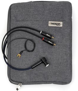 Vista dall’alto di un cavo phono Thorens PhonoConnect PHS 150 DIN-RCA 1,5 m con guaina intrecciata in nylon nero e blu, connettore DIN angolato nero, due RCA metallici neri con anelli rosso e bianco, filo di massa sottile con forcella dorata