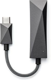 Bærbar lydkonverter Astell&Kern AK HC3, to mørkegrå prismatiske elementer forbundet med kabel, på en hvid til grå gradueret baggrund