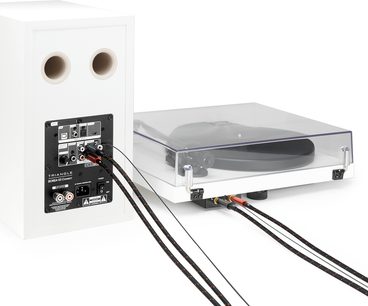 Stereo RCA audio kabelis Triangle RED, melns pinums ar sarkaniem savienotājiem, savieno vinila atskaņotāju un baltu skaļruni