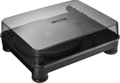 Toca-discos Audio Technica AT-LP7X preto visto de lado, tampa fumê fechada sobre o prato e o braço